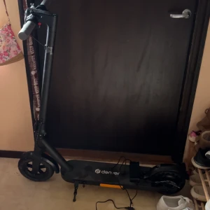 Elsparkcykel  - Elsparkcykel Denver  Ny i princip! ⚡️  Köpt för några veckor sen (på Stadium), använd max ett par gånger men inte tillräckligt ofta för att ha kvar, allt funkar perfekt!  350W motor, 20 km/h, 8,5” hjul, IPX4, hopfällbar  Kvitto och laddare ingår  💰 Pris: 1500kr  📍 Finns i Haninge  Perfekt pendlarscooter, redo att rulla direkt! 🛴