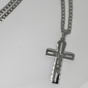 Silverpläterat halsband med kors - Stilrent halsband i silverpläterat med en grov kedja och ett kors som hänge. Kedjan har ett klassiskt lås. Perfekt som julklapp eller till dig själv!