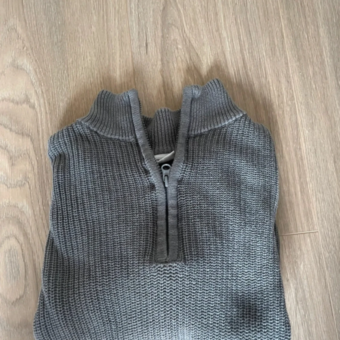Grå stickad half zip tröja - 1