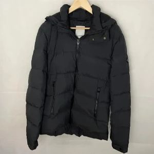 J Lindeberg jacka - Riktigt skön o varm j lindeberg jacka som är perfekt för vintern. Modellen är 185 och jackan är i storlek M. Priset går att diskutera