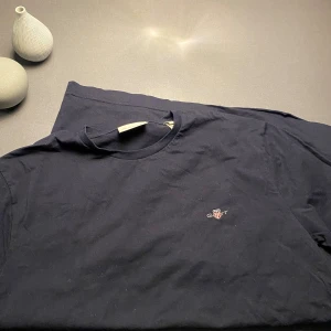 Gant T-shirt - Säljer nu denna riktigt snygga gant T-shirten i st S, bara höra av dig vid frågor eller funderingar och pris kan absolut diskuteras.
