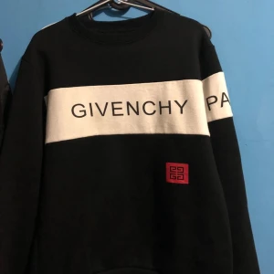 Svart sweatshirt från Givenchy - Jättefint skick, står 3Xl men är  storlek M. .självklart äkta