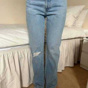 Ljusa blå jeans från H&M, strl 36 - Säljer ett par ljusblå jeans från H&M. Sitter snyggt och är superbekväma – perfekta både till vardag och fest.  Jag är 168 cm