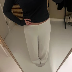 Vita wide linnebyxor med hög midja - Säljer ett par vita linnebyxor med hög midja och riktigt skön wide passform. Byxorna har en slät framsida utan synliga fickor eller knappar och är perfekta för en chill och stilren look. Materialet är mjukt och luftigt, vilket gör dem superbekväma. Aldrig använda!❤️