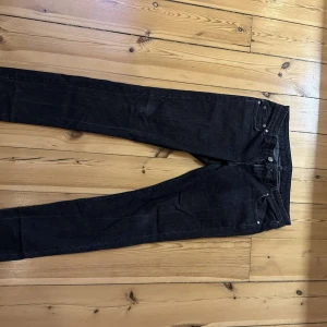 Svarta jeans - Klassiska svarta jeans med Passform: regular. Knappt använda
