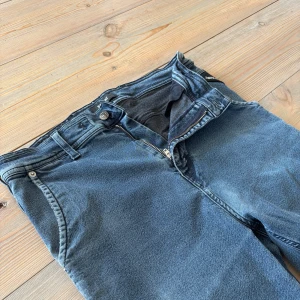 Replay jeans i mörkblå tvätt - rena och stiliga🧵 - Replay jeans i mörkblå tvätt i strl 30/30. Slim fit och snygg passform - perfekt tillskott till garderoben. ✅Utan defekter 🇮🇹Bra stretch, bra kvalité💸Nedsatt pris, endast 299kr!🌟Fri frakt hela veckan!