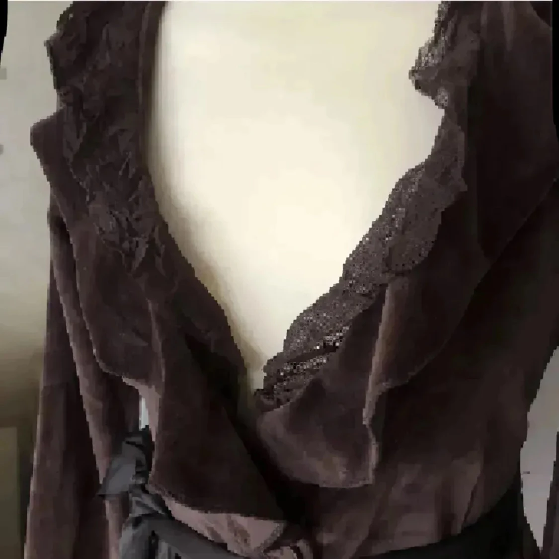 Brun sammets tröja med volangkrage - 1