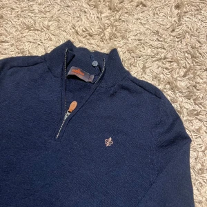 Morris halvzip marinblå polo herr S  - Morris halvzip i marinblå färg. Mycket fint skick inga defekter. Storlek S passar nog även xs. 100% merinoull. Postas antigen samma dag som köp eller dagen därpå🙌💯