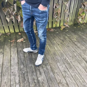 Replay anbass jeans  - Snygga Replay anbass i bra skick | slimfit | 30/30 | modellen är 180 cm | skriv vid frågor😇