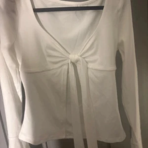 Topp - Knyt topp som liknar den från designbysi🤍 de är utsvängt längst ut på ärmarna vilket ger en extra detalj