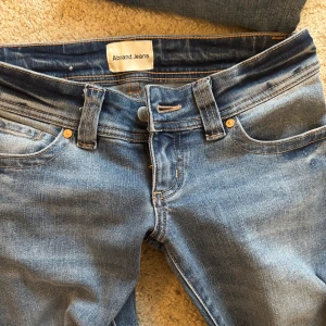 Bootcut jeans från Abrand Jeans - Snygga ljusblå bootcut jeans från Abrand Jeans med klassisk femficksdesign och normal passform. Jeansen har medelhög midja och är tillverkade i mjukt denim-material. Perfekta för dig som gillar retrovibbar och vill ha en avslappnad look.