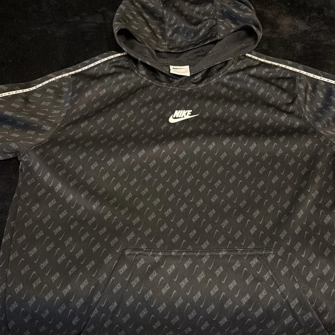 Svart hoodie från Nike med logomönster - 2