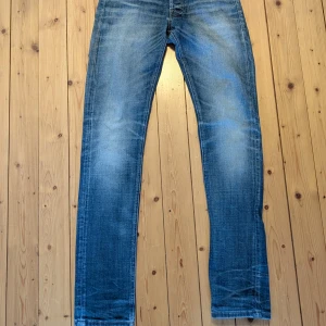 Jack and Jones jeans med helt sjuka fades W29 L34 - W29 men passar snarare W28, 34L så rätt långa men det ser sjukt bra ut. 