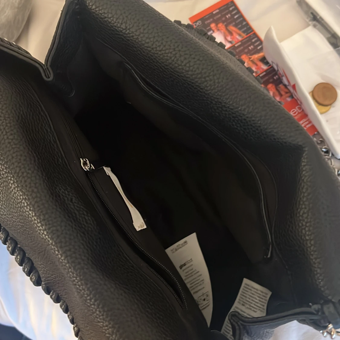 Svart axelväska med kedjedetaljer - 1