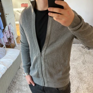 Full zip  - Hampton Republik | skick 9/10 | Storlek M | Pris - 399kr | Modellen är ca 178cm lång | Hör av dig vid minsta fråga eller fundering!!