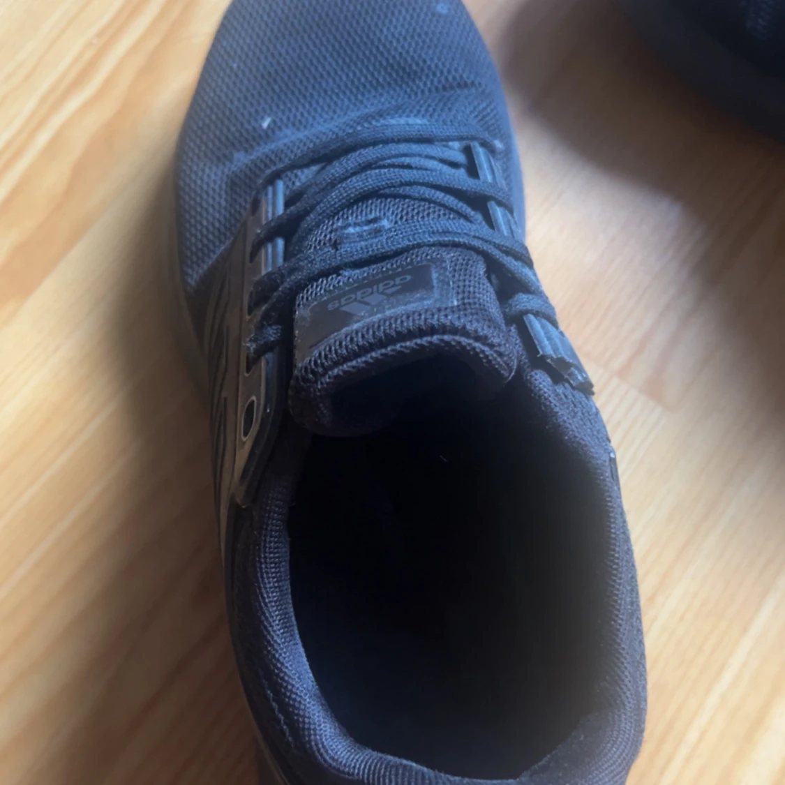 Svarta Adidas sneakers med mesh - 1