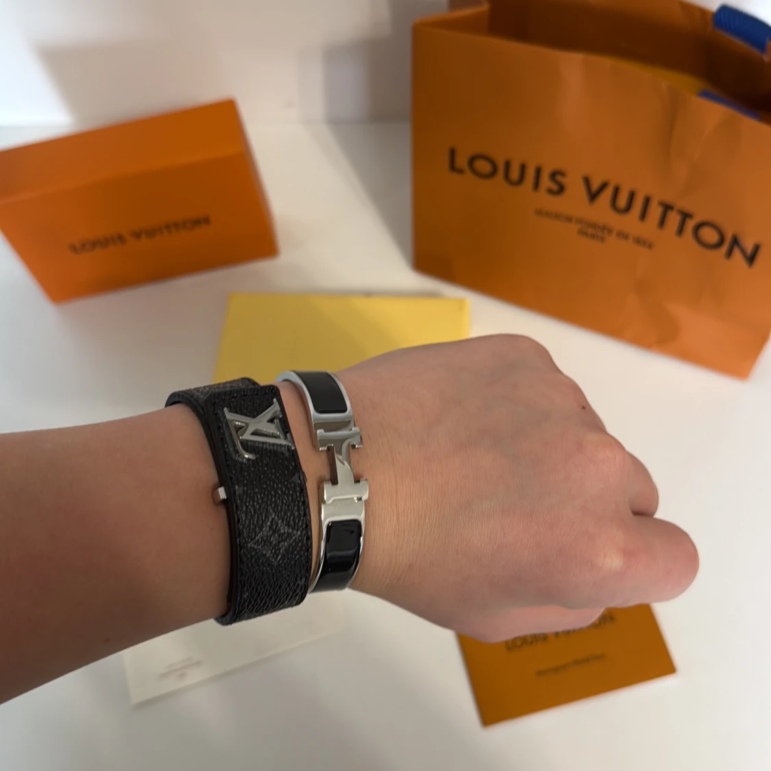 L och V  svart läderarmband - 2