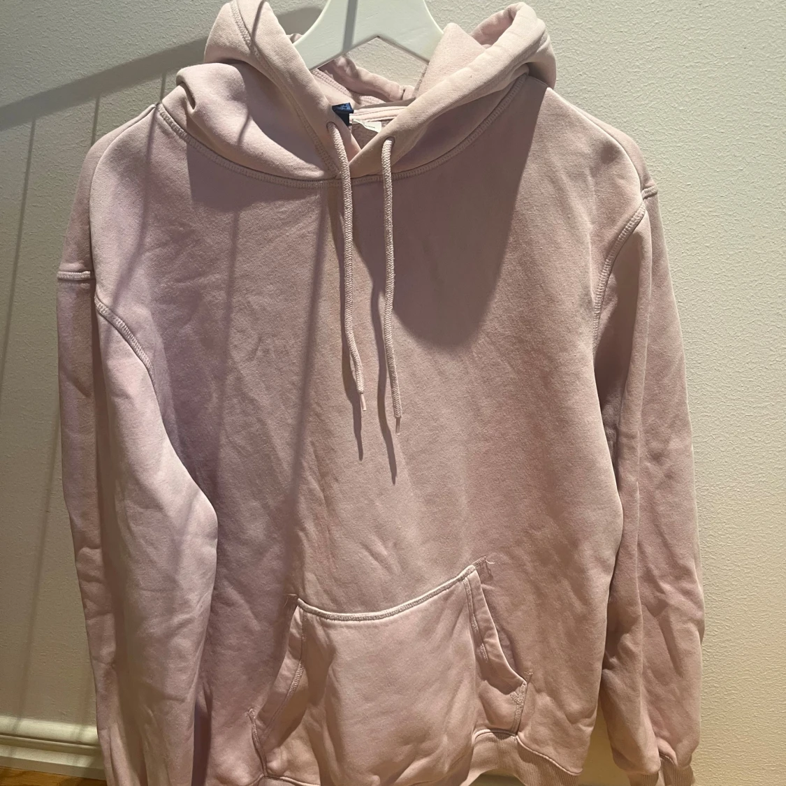 Ljusrosa hoodie med huva och ficka - 1
