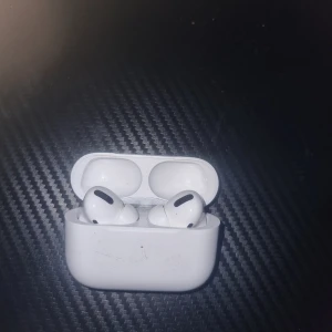 Air pods pro - Air pods pro mycket bra skick kommer med orginal låda