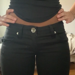 Svarta bootcut jeans från miss sixty - Säljer ett par svarta jeans från miss sixty med bootcut Ben och mycket låg midja! Byxorna har klassiska fem fickor, silverfärgade detaljer och en snygg logga på bakfickan. 