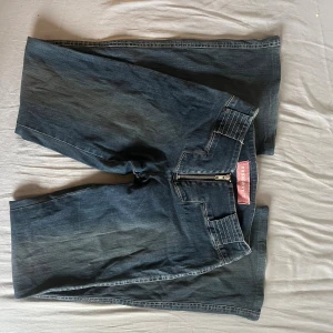 Lågmidjade utsvängda jeans - jättesnygga lågmidjade utsvängda jeans från Broadway! De är i bra skick🤍  storlek: 27 midjemått~ 30 cm (mätt platt) höftbredd~ 43 cm (mätt platt) lårbredd~ 21 cm (mätt platt) grenmått~ 20 cm  innerbenslängden~ 81 cm total längd~ 98 cm bredd längst nere på benen~ 24 cm (mätt platt)  ❣️Skickar tyvärr inte bild på ❣️rekommenderar att kolla så måtten passar dig innan du köper något eftersom jag inte tar returer ❣️ färger kan se lite annorlunda ut i verkligheten då bilderna är tagna med en telefon