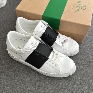 Valentino Skor | 40 - Valentino Open for a change sneakers | Nyskick! | Allt på bild ingår | INGA BYTEN | Fraktar spårbart eller möts upp i Täby 