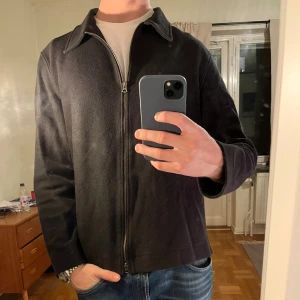 Svart Dobber Overshirt med dragkedja  - Säljer denna sjukt snygga Overshirten från Dobber⭐️ Färgen är svart och storleken är M✅ Den har inga defekter och skicket är utomordentligt🙌🤝 Sjukt najs passform och passar perfekt till hösten🍁🙌 Tveka inte på att höra av er dig vid minsta fråga eller fundering😊