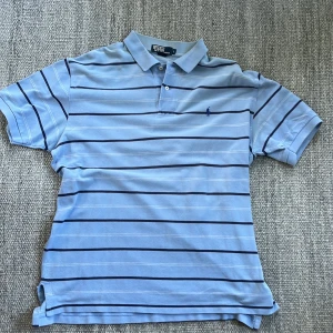 Ralph lauren piké  - Tja Säljer en Ralph lauren piké i ett bra skick, 8/10. Inga fläckar eller hål osv. Kom privat för fler bilder eller frågor.