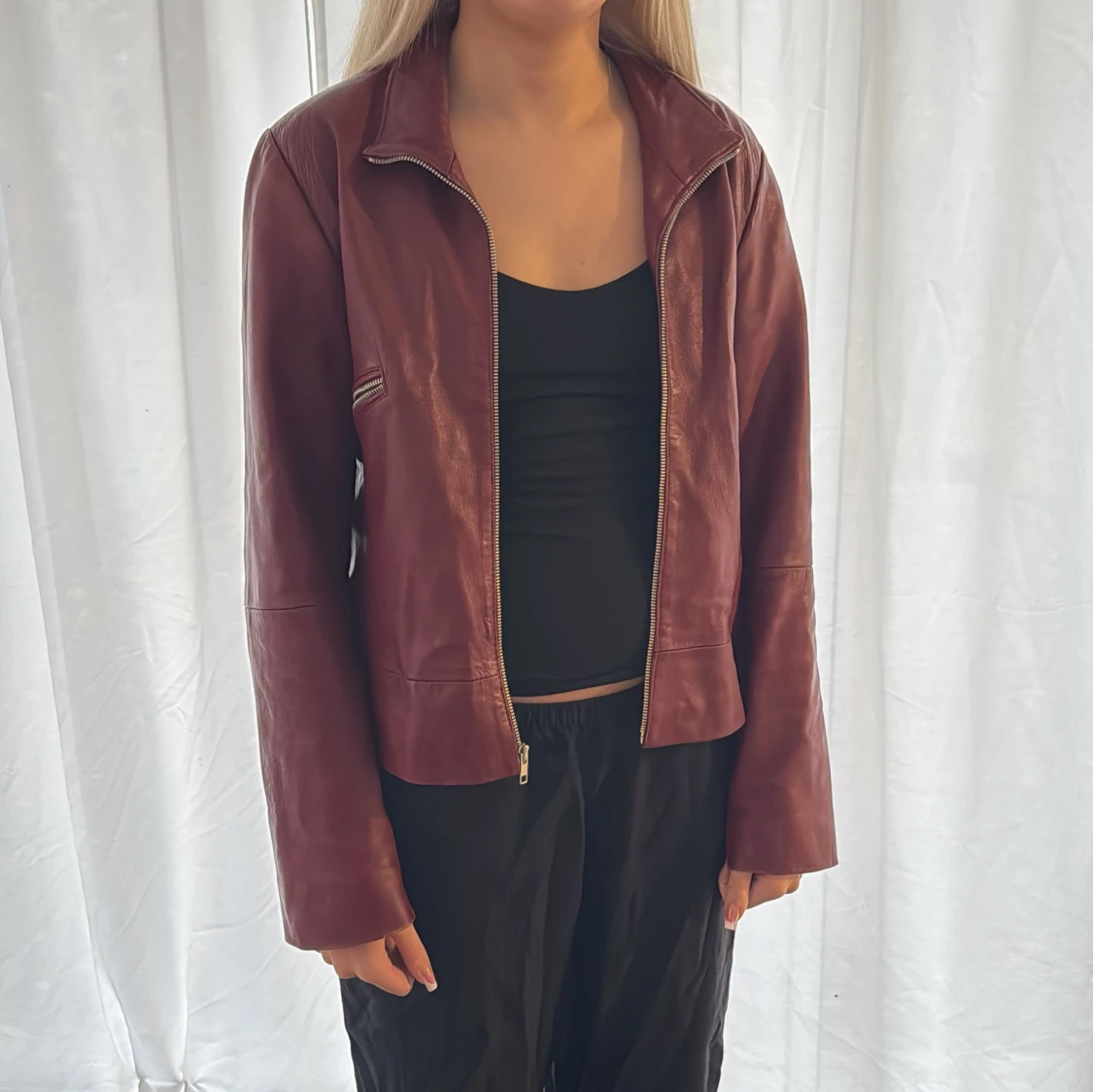 Vinröd skinnjacka från Atalina - 2