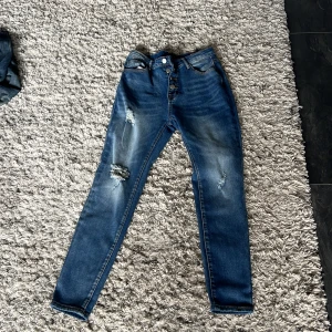  Har knappt använt -  Mörkblå jeans med hål