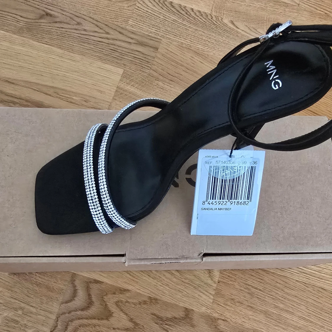 Svarta sandaler med strass från Mango