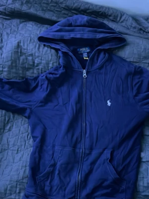 Polo Ralph lauren full zip  - Andvänd fåtal gånger passar bra på barn som är cirka 158 till 165 centimeter 