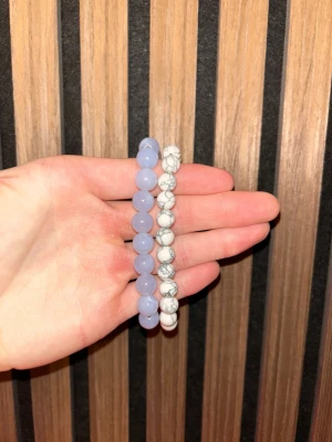 Pärlarmband, 99kr/st eller 198kr för båda  - Tja, nu finns dessa pärlarmband i olika färger och köpa, stretch band så passar alla handleder! Hör av er vid intresse/ frågor!