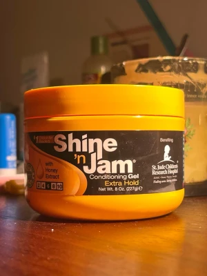 Shine n jam styling gel  - Aldrig använd. Endast rörd vid det cirklade området. 227g (stor burk). 