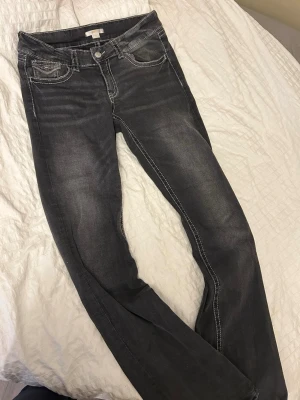 Svart gråa lågmidjade jeans - Säljer ett par svart gråa lågmidjade jeans från Gina Young. Är i mycket bra skick! Säljer dem pågrund av att dem ej kommer till användning.