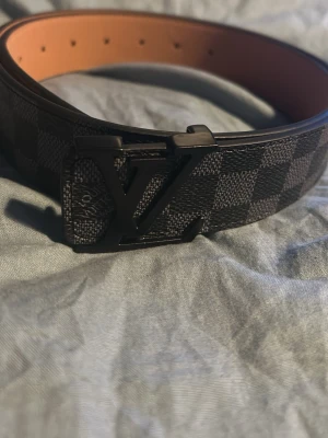 Svart gråt rutigt bälte - Säljer de här bältet för att de inte andvänds längre. Fråga gärna om ni undrar över nåt!