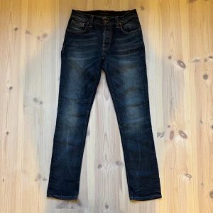 Nudie jeans grim tim - Nudie jeans med fades | Modell: Grim Tim | Storlek W30 L32 | Skick: Mycket bra | Hör gärna av er vid frågor och funderingar!🤗