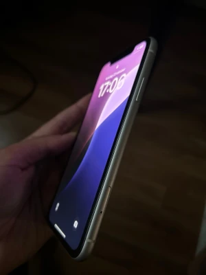iPhone 11 128GB  - Vit iPhone 11 128Gb 79% bra skick! Ser väldigt ny ut då jag alltid har använt mobilen med skal,skärmskydd och kamera skydd på. 