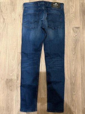 Replay Anbass Jeans Mörkblå - Sjukt snygga och sköna Replay Anbass jeans i mycket fint skick i storlek W30/L32. Mått - Midja: 39,5cm, Benlängd: 103cm. Modellen är 185cm & 63kg. Hör av dig vid funderingar!🤝