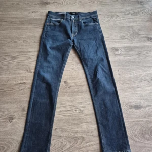 Replay Grover jeans blå herr 32 - Säljer ett par snygga Replay Grover jeans i klassisk blå denim. Jeansen har raka ben, fem fickor och coola kontrastsömmar. Märket syns tydligt på fickan och insidan. Perfekta för dig som gillar stilrena och tidlösa jeans.