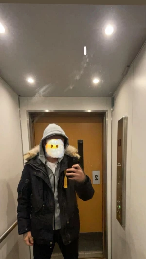 Parajumpers jacka -    SÄNKER TILL 600 ÄNDAST IDAG LCH IMORGON!!!  Säljer en blå/svart paralympier jacka, sjukt varm varmaste jackan jag ägt så du lär inte frysa i den. Finns ett litet märke längst nere på armen men inget som märks till och jätte lätt att fixa, snabb och enkel affär för dig som behöver varm snygg vinterjacka.