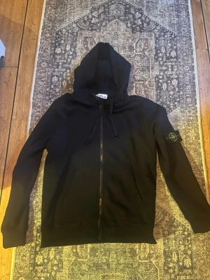 En fint, Stone Island kofta- nytt skick! - Mycket bra skick Stone Island kofta.   Färger-svart.   Storlek-L.   Passar både för dam/herr!!!