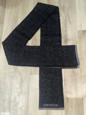 Mörkgrå halsduk - Säljer en mörkgrå halsduk. Har använt den bara 2 gånger och använder den inte längre 