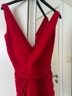 Röd fest klänning - Det En jätte fin röd klänning från Dry Lake I stl xs.  Pris går att diskuteras ☺️