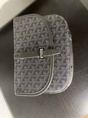  axelväska - Axelväska helt ny och oanvänd, väskan har band men den är inuti väskan, skickas inom 24 timmar, 