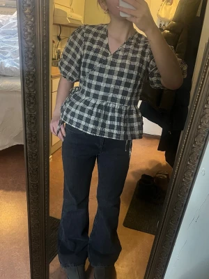 Rutig fin blus från Carin Wester Åhléns  - En fin rutig blus som man knyter för att stänga. Från Carin Wester från Åhlen. Storlek 38 men passar även 34/36 då man knyter banden själv.