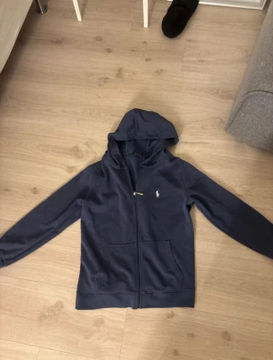 Ralph Lauren - En fin Ralph Lauren zip hoodie i fint skick förutom en fläck som finns längst ner på hoodien som ej märks av, går säkert att få bort om man försöker!