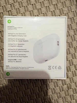 AirPods Pro (2nd generation) - Helt nya och oöppnade Apple AirPods Pro (2nd generation) med MagSafe-laddning. Kompatibla med iOS, iPadOS, Apple Watch och Mac. Perfekt ljud, aktiv brusreducering och lång batteritid. Levereras i originalförpackning.