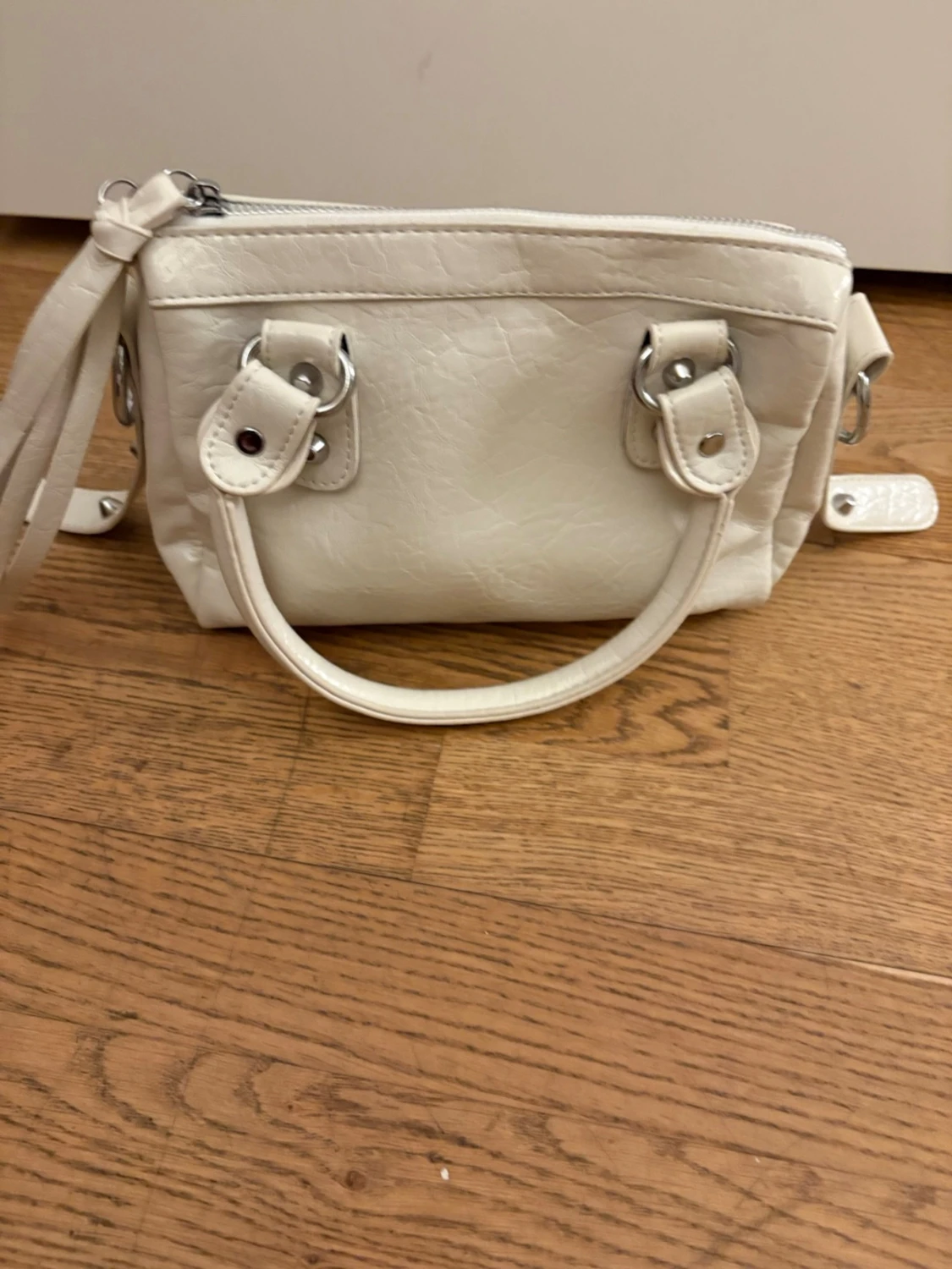 Vit handväska med silverdetaljer - 1