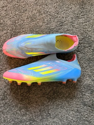 Adidas F50  - Säljer ett par Adidas f50 elite AG fotbollsskor. Följer med orginalkartong, ett par extra sulor. 